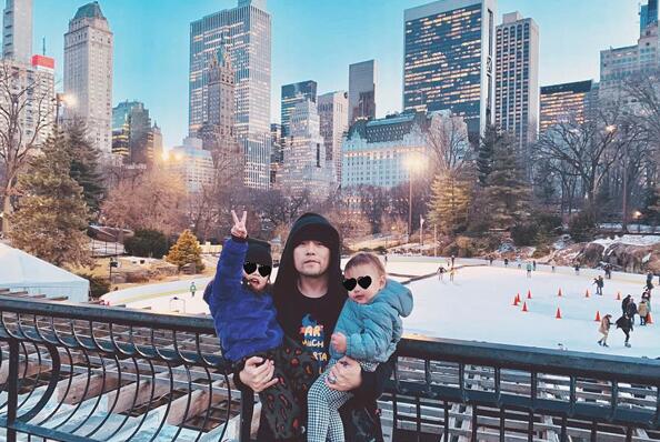 周杰伦晒儿女正面 男神真是将事业爱情双丰收诠释地淋漓尽致