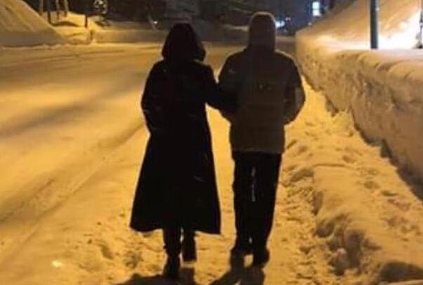 梁朝伟罕见秀恩爱 路灯下的身影显得格外温馨与浪漫