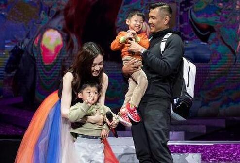 范范懵了！陈建州情人节惊喜 父子三人上台送玫瑰花范范感动到掉泪