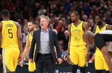 太疯狂了！科尔被罚款 勇士球员安德烈-伊格达拉因将篮球扔向观众席