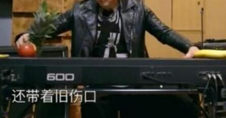 周杰伦练琴辛酸史 右手拿着香蕉直接弹出了《青花瓷》的主旋律