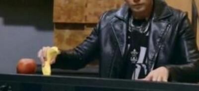 周杰伦练琴辛酸史 右手拿着香蕉直接弹出了《青花瓷》的主旋律