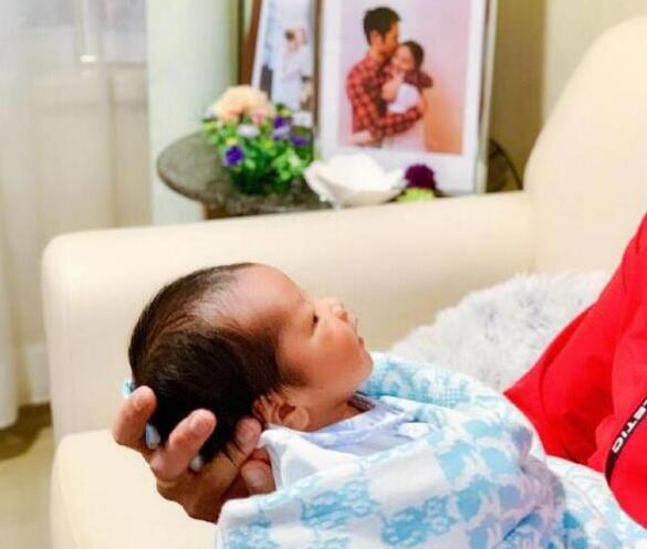 郑嘉颖首晒儿子 手托宝宝狂喜说了什么？父爱浓浓，溢于言表