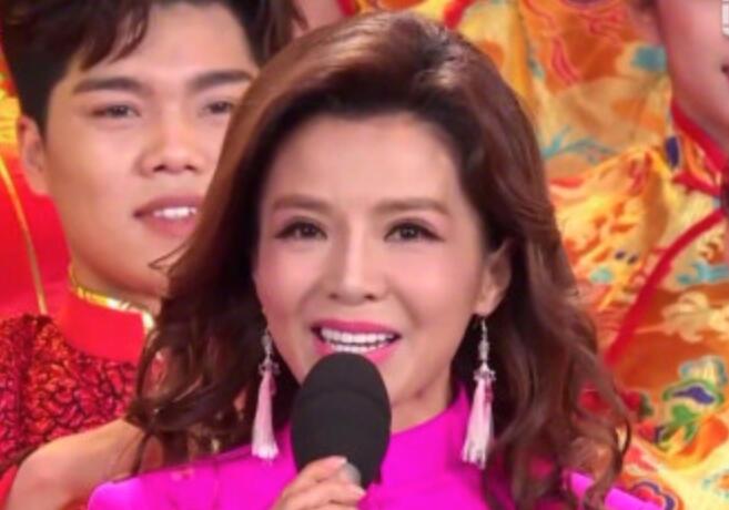 朱迅死亡芭比粉 就算有一张神颜也架不住造型师这般