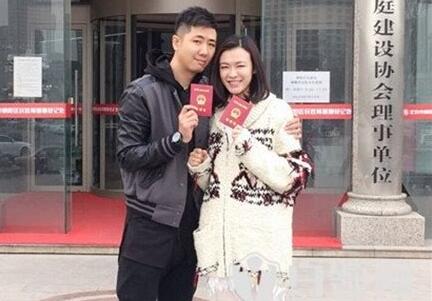 李艾宣布怀孕喜讯 网友：如何做到只胖肚子的？