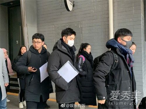 有压力？陈飞宇现身北电 初试诗朗诵选择了诗人北岛的《一束》