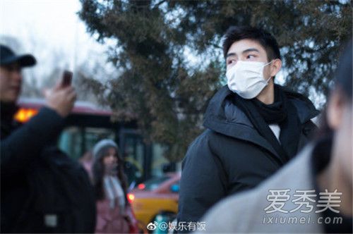 有压力？陈飞宇现身北电 初试诗朗诵选择了诗人北岛的《一束》