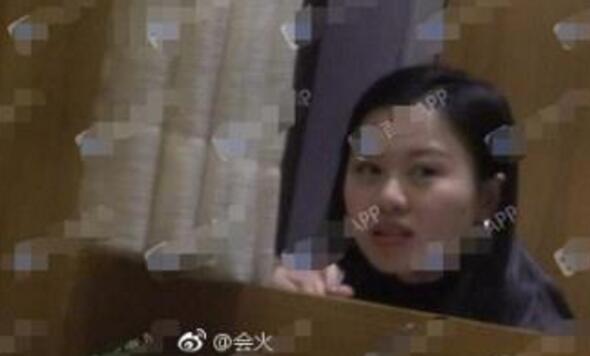 郭麒麟送美女上班 这位神秘美女是和郭麒麟一起从公寓出发