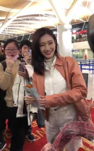 白到发光！江疏影机场吃辣条 暖心江江姐还亲自给粉丝擦脸