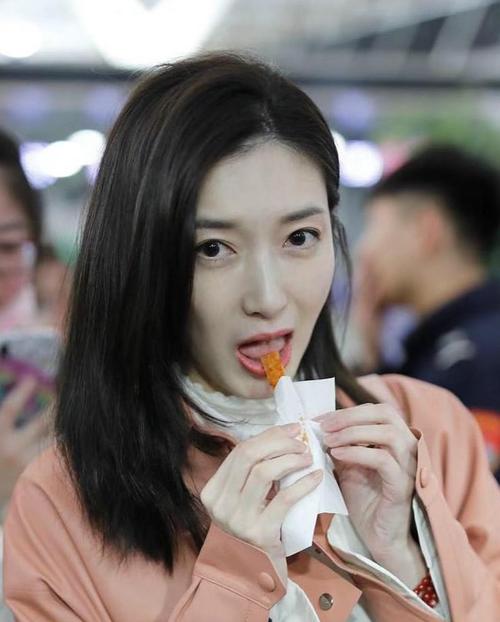 白到发光！江疏影机场吃辣条 暖心江江姐还亲自给粉丝擦脸