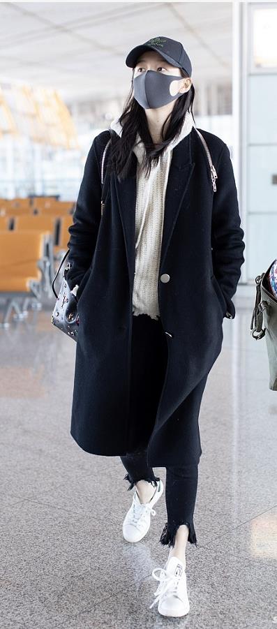 关晓彤全黑look现身机场简约时尚 口罩遮面大步疾行