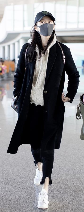 关晓彤全黑look现身机场简约时尚 口罩遮面大步疾行