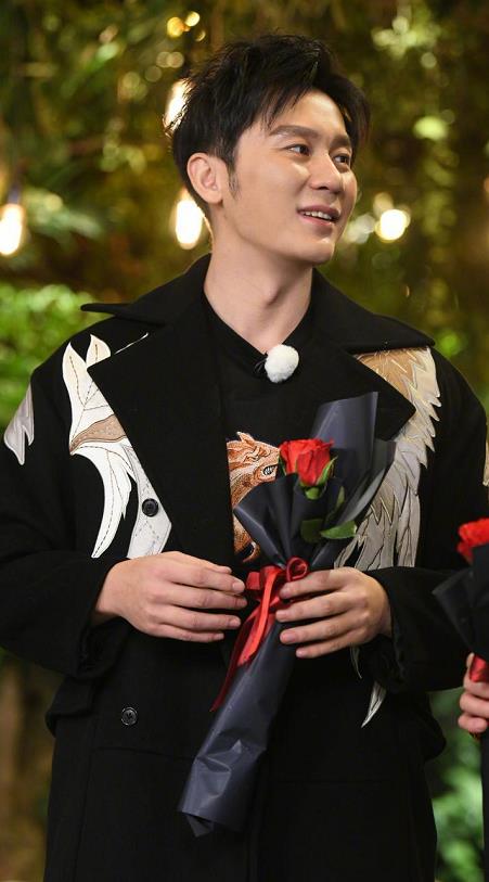 《奔跑吧》新一期录制成员齐聚 baby宋雨琦尬舞