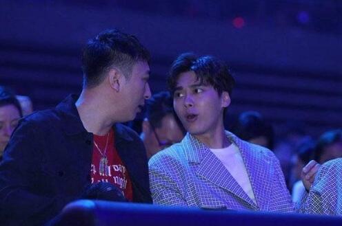 李易峰王思聪同游 "易根葱cp"上线!林更新被抛弃了吗?