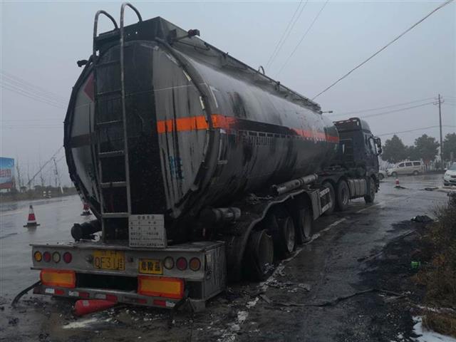 荆州甲醇槽车起火：现场浓烟滚滚 救援鏖战12小时终于转危为安