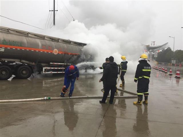 荆州甲醇槽车起火：现场浓烟滚滚 救援鏖战12小时终于转危为安