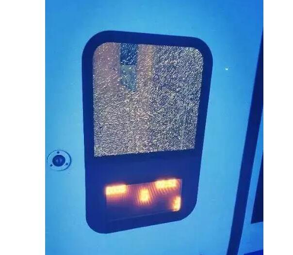 冲动是魔鬼！女子砸毁动车玻璃 激动时手拿紧急破窗锤猛砸十几下