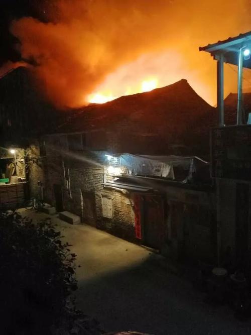 现场浓烟滚滚！钦州一民房起火  燃烧物质为电动车及杂物