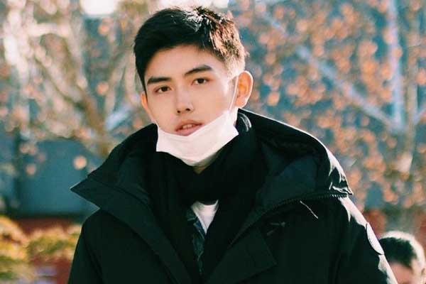 小鲜肉云集！北电艺考复试 陈飞宇眉眼弯弯戴着口罩难掩好心情