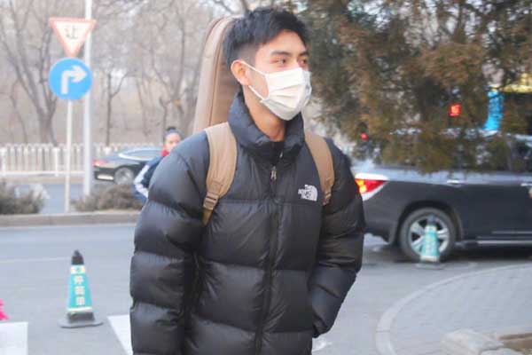 小鲜肉云集！北电艺考复试 陈飞宇眉眼弯弯戴着口罩难掩好心情