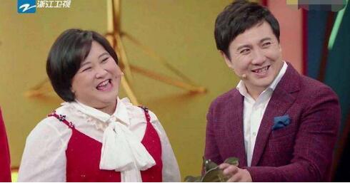 迷之尴尬？沈腾尝试抱起贾玲 在尝试n次之后宣布换个位置