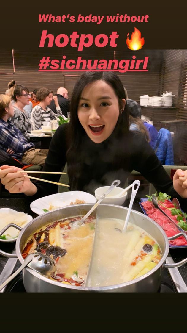 陈法拉吃火锅庆生 网友大赞女神这么多年都没变过一样那么漂亮