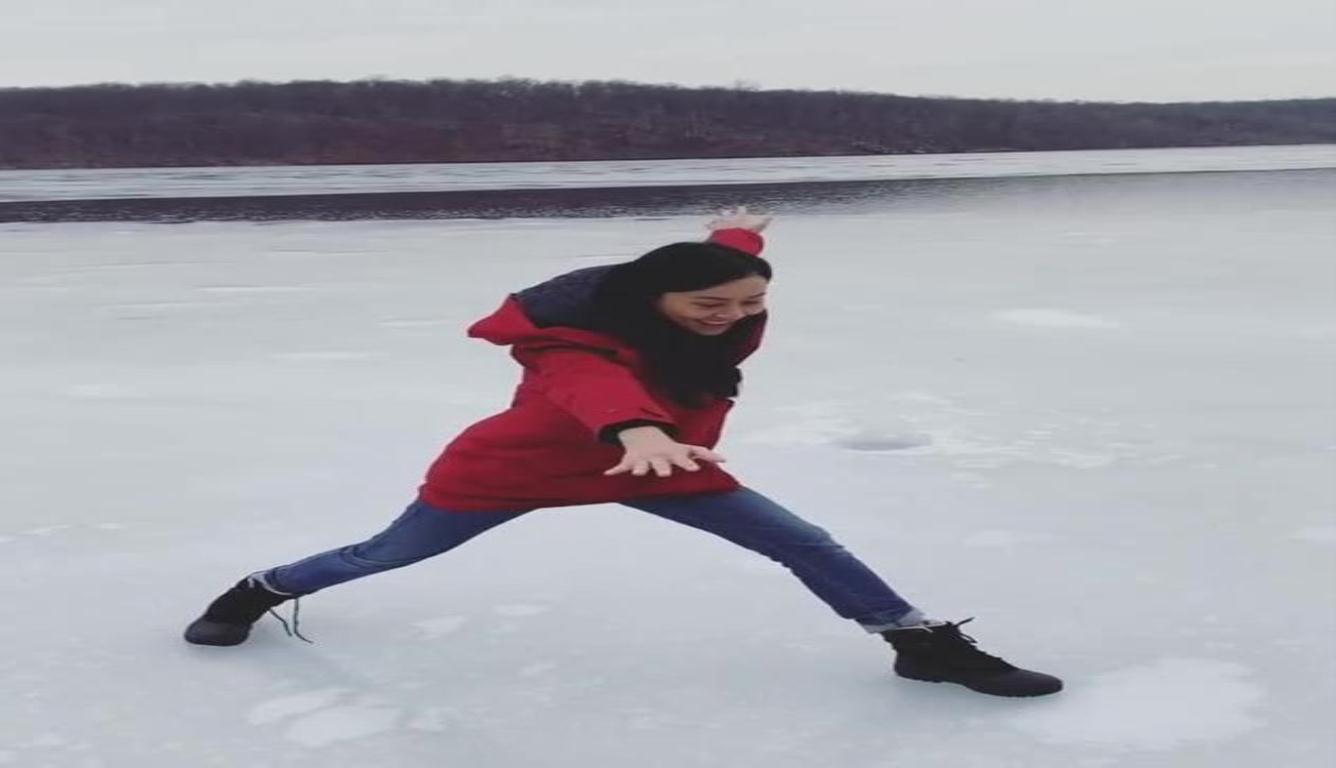 川妹子亮眼！陈法拉吃火锅庆生 在冰湖上滑来滑去差点做出一字马