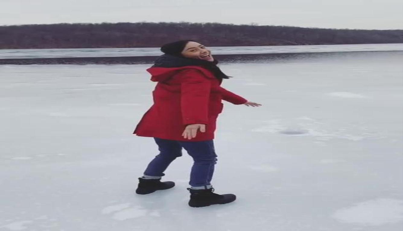 川妹子亮眼！陈法拉吃火锅庆生 在冰湖上滑来滑去差点做出一字马