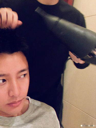 贾乃亮晒自拍侧脸 吐槽造型师：直接从睡梦中吹醒 这是高手啊这是！