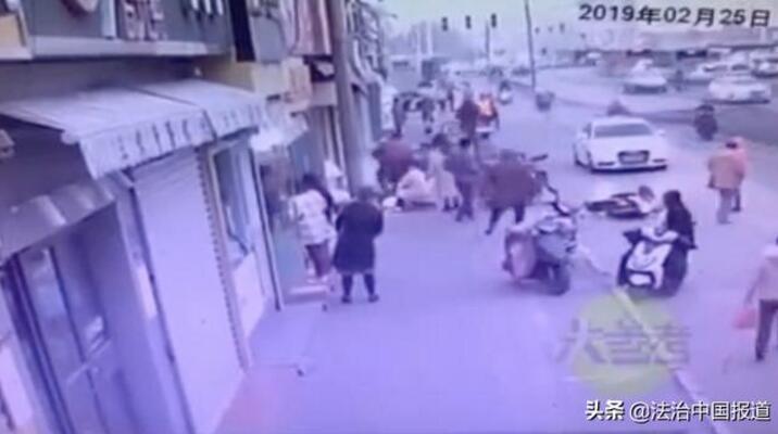 发生了什么？男子持斧当街砍人 被热心群众死死的摁在地上