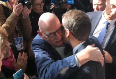 马克龙遇上访老人 退休老人与总统相拥泪崩！