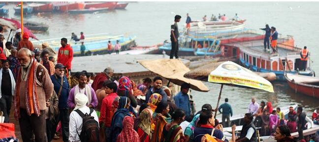 5.3万人怒赞！印度总理河中沐浴 莫迪双手合掌一边念词一边转圈