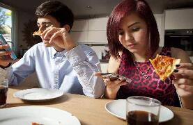 细思极恐！吃饭刷手机易多吃 网友：终于知道自己是怎么胖的了！