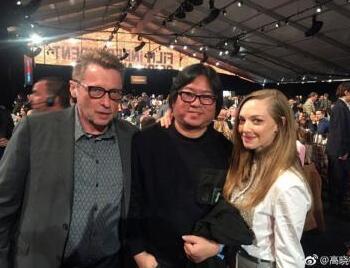 脸红了萌萌哒！高晓松出席奥斯卡 与女神阿曼达亲密搂脖合影