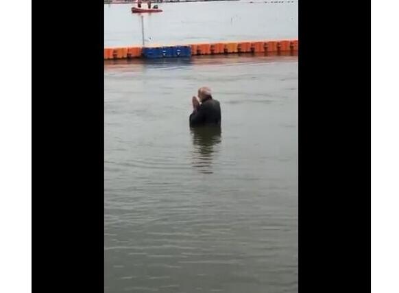 印度总理河中沐浴详情始末 他的右手腕上为何系着一根吓人的线？