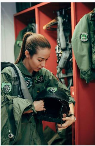 颜值太高了！瑞士首位女飞行员 被赞飞行员杀手