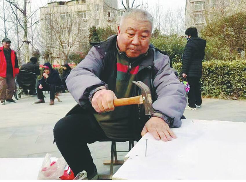 [温暖泉城]“身边好人”张清选：8年自制百张小桌方便市民
