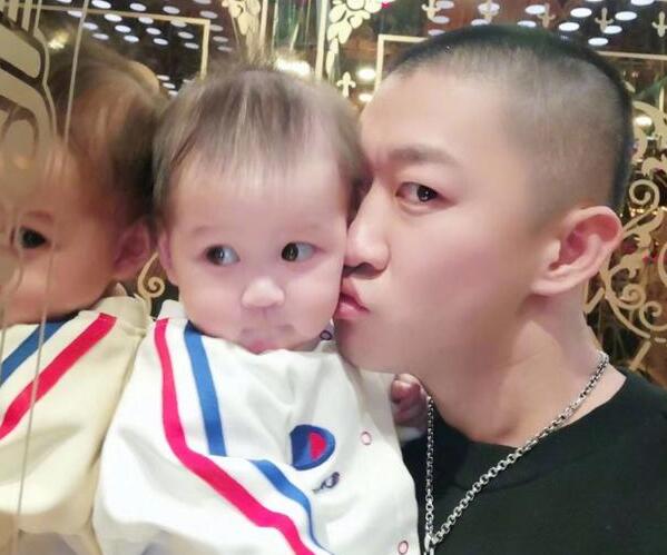 曹云金亲吻女儿 本尊回应了到底说了什么?