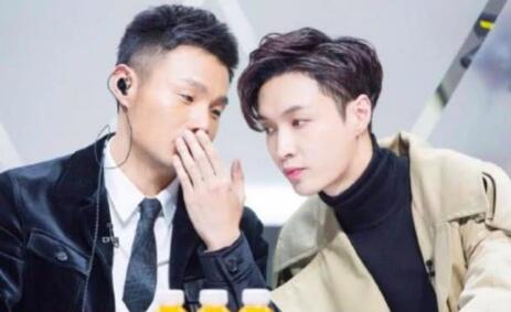 啥情况有点乱！张艺兴李荣浩喝酒 李荣浩看待张艺兴的眼神超级有爱！