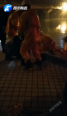 惊呆了!62岁母亲救女儿具体是什么情况?还原事发详情始末