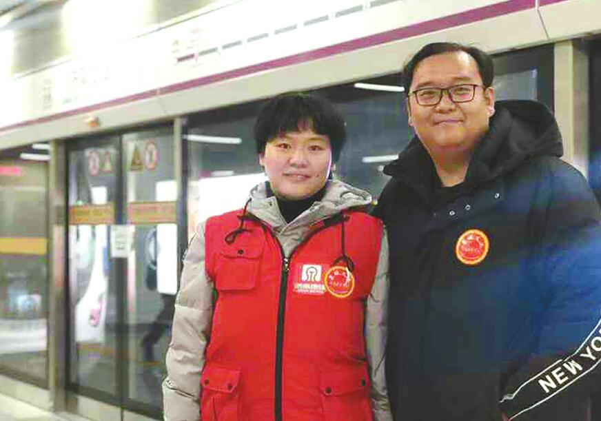[温暖泉城]一抹红色暖人心！轨道交通1号线上有一对志愿者“夫妻档”