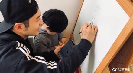 00:00亮了！黄晓明为杨颖庆生 中年男人的浪漫也是有点甜啊！