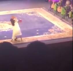 惊呆了！赵本山遭粉丝强抱具体什么情况？彪悍女把本山大叔吓了一身冷汗