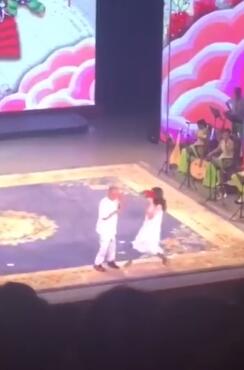 惊呆了！赵本山遭粉丝强抱具体什么情况？彪悍女把本山大叔吓了一身冷汗