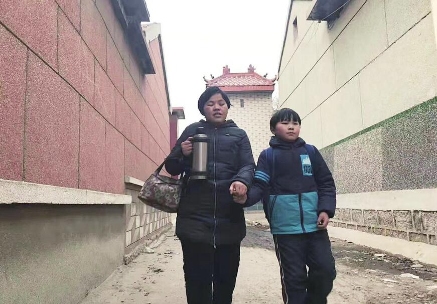 [温暖泉城]他打小当起失明妈妈的眼睛