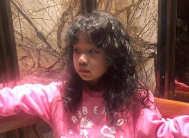 这是谁?小S三女儿烫头照曝光具体什么情况?画风突变你给打几分?