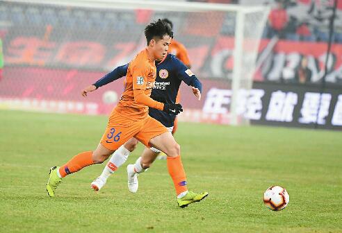他是“百万学霸”他是“名宿之子” 鲁能两名U23小将同日完成中超首秀 