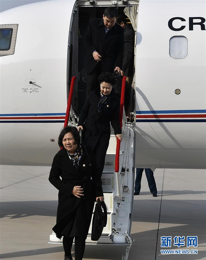 出席全国政协十三届二次会议的委员陆续报到