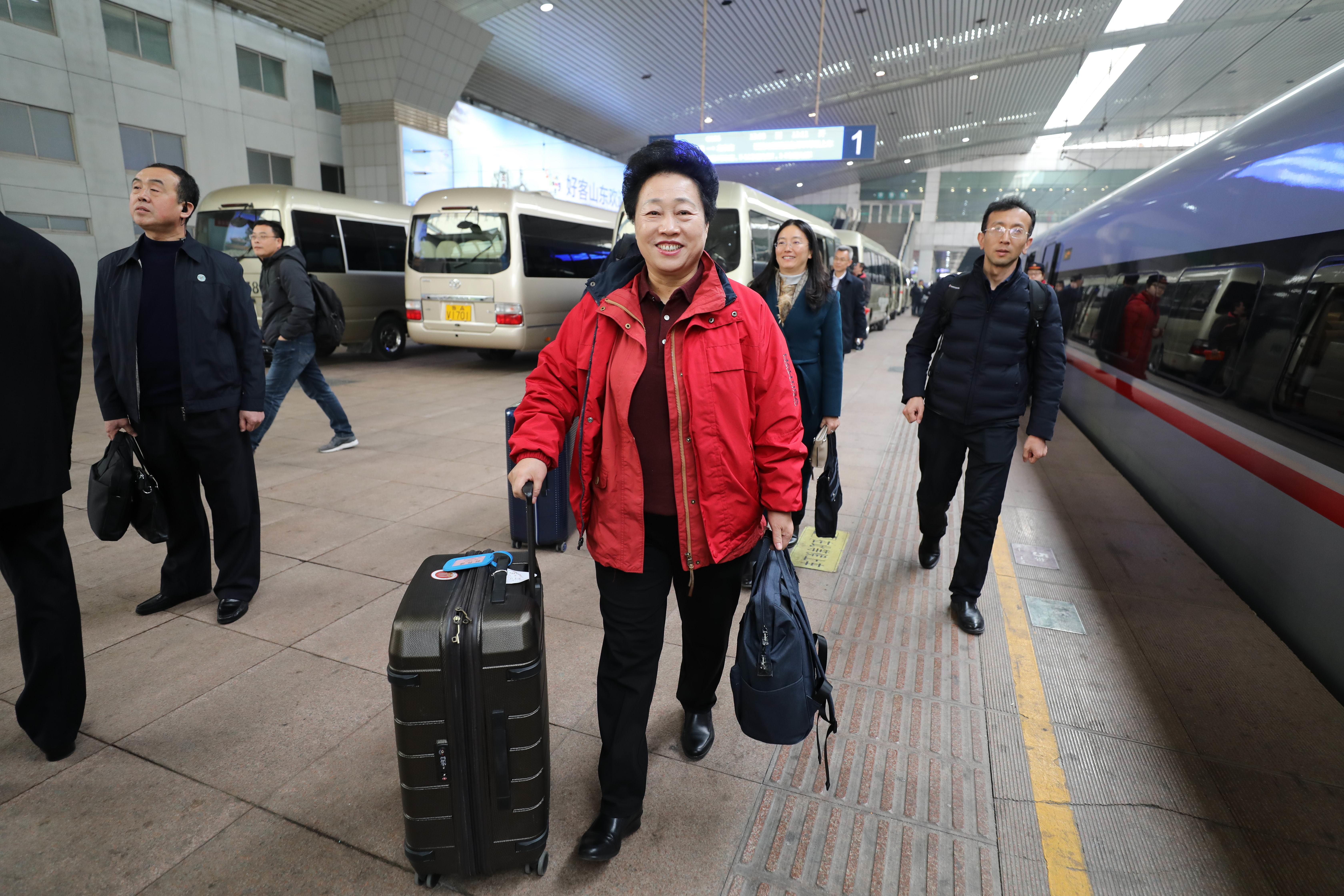 住鲁全国人大代表抵京