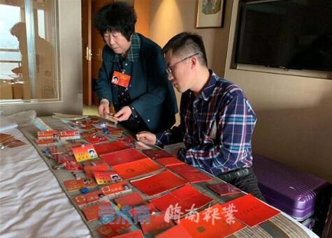 “五级”人大代表刘英才和60多个代表证